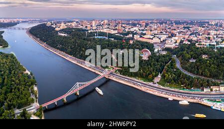 Luftaufnahme von Dnepr mit Fußgängerbrücke in Kiew, Ukraine Stockfoto