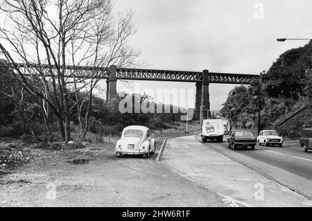 Walnut Tree Viaduct, ein Eisenbahnviadukt oberhalb des südlichen Dorfs von Taffs Well, Cardiff, South Wales, Freitag, 20.. September 1968. Aus Ziegelsteinsäulen und Stahlgitterträgern Spannweiten. Unser Bild Zeigt ... Viadukt, der über die Hauptstrasse von Cardiff zur Pontypridd Road führt. Stockfoto