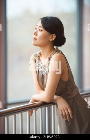 Perfekte Eleganz. Aufnahme einer elegant gekleideten jungen Frau. Stockfoto