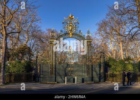 Paris, Frankreich - 27. Februar 2022: Blick auf die Rückseite des Elysée-Palasts, der Residenz des französischen Präsidenten in Paris Stockfoto