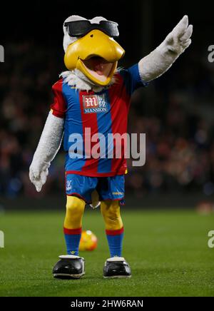 Crystal Palace Mascot Pete the Eagle beim Barclays Premier League-Spiel zwischen Crystal Palace und AFC Bournemouth im Selhurst Park in London gesehen. 2. Februar 2016. James Boardman / Telephoto Images +44 7967 642437 Stockfoto