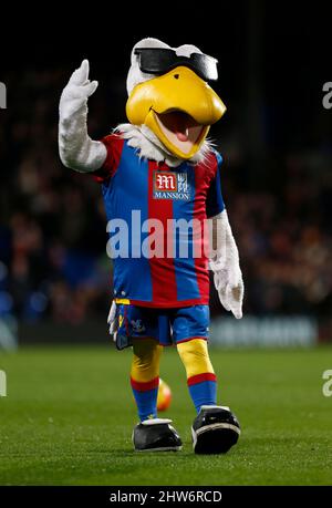 Crystal Palace Mascot Pete the Eagle beim Barclays Premier League-Spiel zwischen Crystal Palace und AFC Bournemouth im Selhurst Park in London gesehen. 2. Februar 2016. James Boardman / Telephoto Images +44 7967 642437 Stockfoto