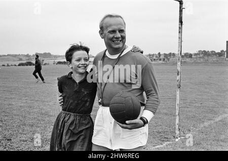 David Bradley (14 Jahre) spielt die Rolle von Billy Casper, abgebildet mit seinem Kestral, auf dem Filmset des Films kes. Hier spielt Billy Casper den Torwart in der Schulfußballspielszene. Mit ihm ist Herr Sugden, gespielt von Brian Glover. Mr. Sugden glaubt, dass er Bobby Charlton ist, der ein Manchester United Shirt trägt und seine Spieler auf dem Spielfeld anordnet. Kes ist ein 1969 veröffentlichter Dramaturgie unter der Regie von Ken Loach und produziert von Tony Garnett. Der Film basiert auf dem Roman A Kestrel for a Knave aus dem Jahr 1968, der vom in Barsley geborenen Autor Barry Hines geschrieben wurde. Der Film belegt den siebten Platz im Briti Stockfoto