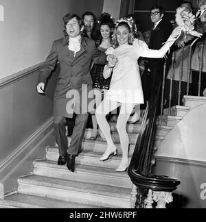 Hochzeit des polnischen Filmregisseurs Roman Polanski und seiner Braut, der amerikanischen Schauspielerin Sharon Tate, im Chelsea Register Office, London. 20.. Januar 1968. Stockfoto