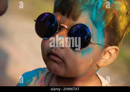 Indian Festive Theme - Happy Asian Kid Baby Boy Mit Spaß Mit Nicht Toxischen Kräuter Holi Farbe Pulver Genannt Gulal Oder Abir Rang Abeer Während Hindu-Ritual Stockfoto