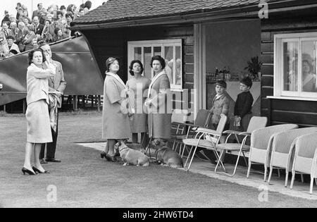 Combermere Cup Final Polo Spiel in Windsor gespielt. Windsor Park besiegte Lowood mit 6 Toren zu 4, um die Trophäe mit Hilfe von Prinz Charles und seinem Vater Prinz Philip zu gewinnen, die beide während des Spiels wichtige Tore erzielten. Ihre Majestät Königin Elisabeth II. Beim Spiel mit ihrer Schwester Prinzessin Margaret und der Königin Mutter. 30.. April 1967. Stockfoto
