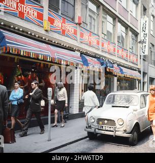 Straßenszene in der Carnaby Street, London. 24. Mai 1968. Stockfoto