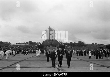 Concorde 002, die britische Montagen-zweite der anglo-französischen Überschallflugzeuge, wurde heute von der Montagelinie des britischen Flugzeugkonzerns in Filton, Gloucestershire, ausgerollt. 002 und die Franzosen 001 sind eineiige Zwillinge. Obwohl mehrere hundert Meilen in zwei Ländern zusammengebaut, enthält jedes genau die gleichen französischen und britischen Bauteile. 12.. September 1968. Stockfoto