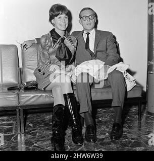 Die amerikanische Schauspielerin Mary Tyler Moore, fotografiert in Heathrow mit ihrem Mann Grant Tinker, Vizepräsident von Universal Television. Sie ist in Großbritannien für die Filmpremiere von „gründlich modern Mille“. 2.. Dezember 1967. Stockfoto