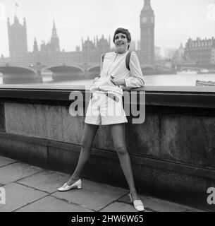 Ein Model trägt das Mary Quant Zipper Outfit, hier, bei der Themse in Westminster, London Bild aufgenommen am 30.. Januar 1967 Stockfoto