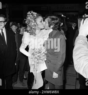 Hochzeit des polnischen Filmregisseurs Roman Polanski und seiner Braut, der amerikanischen Schauspielerin Sharon Tate, im Chelsea Register Office, London. 20.. Januar 1968. Stockfoto