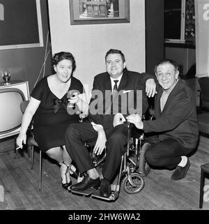 Peggy Mount und Sid James mit dem Drehbuchautor der neuen TV-Serie „George and the Dragon“, Mr Harry Driver (im Rollstuhl), in den ATV Studios, Elstree, Hertfordshire. 16.. November 1968. Stockfoto