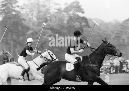 Combermere Cup Final Polo Spiel in Windsor gespielt.Windsor Park besiegte Lowood mit 6 Toren zu 4, um die Trophäe mit Hilfe von Prinz Charles und seinem Vater Prinz Philip zu gewinnen, die beide wichtige Tore während des Spiels erzielten. Bild zeigt: Vater und Sohn im Einsatz während des Spiels. 30.. April 1967. Stockfoto