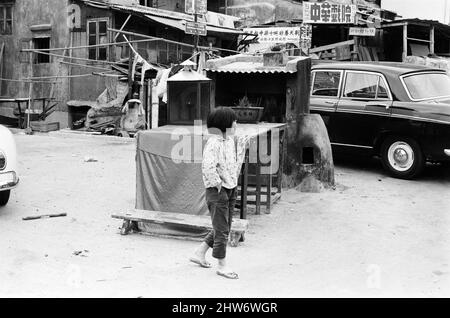 Das Leben im Jahr 1960s das koloniale Hongkong mit einer rapide wachsenden Bevölkerung von mehr als 4 Millionen Menschen, viele sind gezwungen, in Besetzerhütten und Kleinstädten zu leben, aufgenommen im Januar 1968. Unser Bild zeigt ... die meisten Eltern können es sich nicht leisten, ihre Kinder zur Schule zu schicken, so dass sie tagsüber untätig bleiben. Stockfoto