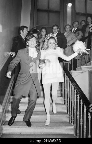 Hochzeit des polnischen Filmregisseurs Roman Polanski und seiner Braut, der amerikanischen Schauspielerin Sharon Tate, im Chelsea Register Office, London. Das Bild zeigt: Das frisch verheiratete Paar verlässt das Standesamt für ihren abendlichen Empfang im Londoner Playboy Club. 20.. Januar 1968. Stockfoto