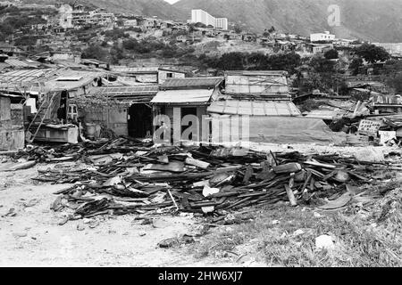 Das Leben im Jahr 1960s das koloniale Hongkong mit einer rapide wachsenden Bevölkerung von mehr als 4 Millionen Menschen, viele sind gezwungen, in Besetzerhütten und Kleinstädten zu leben, aufgenommen im Januar 1968. Unser Bild zeigt ... Shanty Stadt mit neuen Hochhäusern Umsiedlungsblöcke im Hintergrund. Stockfoto