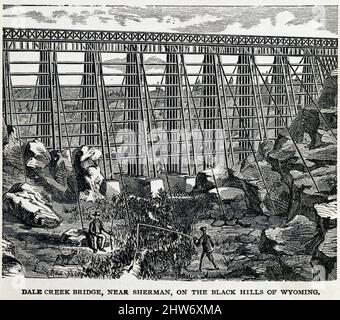 DALE CREEK BRIDGE, IN DER NÄHE VON SHERMAN, AUF DEN SCHWARZEN HÜGELN VON WYOMING, aus dem Buch Crofutts neuer Reiseführer für die Überlandtouristik und Pazifikküste: Enthält eine komprimierte und authentische Beschreibung von über 1000 Städten, Städten, Dörfern, Bahnhöfen, Regierungsfestungen und -Lagern, Bergen, Seen, Flüssen, Schwefel, Soda und heiße Quellen, Landschaft, Wasserstellen und Sommerresorts: Wo man Büffel, Antilopen, Hirsche und anderes Wild suchen und jagen kann; Forellenfischen, etc., usw. in der Tat, um Ihnen zu sagen, was es wert ist zu sehen - wo es zu sehen ist - wo es zu gehen - wie es zu gehen - und mit wem man beim Vorbeigehen anhalten sollte Stockfoto