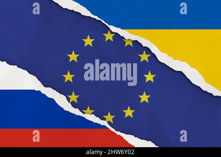 Ukraine, Russland, EU-Flagge zerrissene Papier Grunge Hintergrund. Abstract Ukraine Russland Politik Konflikte, Krieg Konzept Textur Hintergrund. Stockfoto