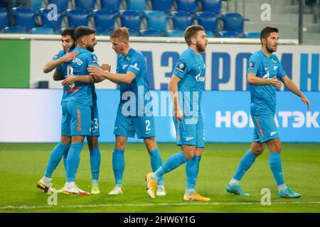 Sankt Petersburg, Russland. 03. März 2022. Die Spieler von Zenit werden während des Fußballspiels des russischen Pokals zwischen Zenit Sankt Petersburg und Kamaz Naberezhnye Chelny in der Gazprom Arena gesehen.Endstand; Zenit 6:0 Kamaz. Kredit: SOPA Images Limited/Alamy Live Nachrichten Stockfoto