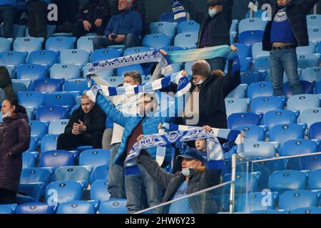 Sankt Petersburg, Russland. 03. März 2022. Fans mit den Tüchern von Zenit werden während des Fußballspiels im russischen Cup zwischen Zenit Sankt Petersburg und Kamaz Naberezhnye Chelny in der Gazprom Arena gesehen. Endergebnis: Zenit 6:0 Kamaz. Kredit: SOPA Images Limited/Alamy Live Nachrichten Stockfoto