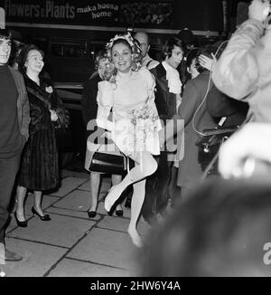 Hochzeit des polnischen Filmregisseurs Roman Polanski und seiner Braut, der amerikanischen Schauspielerin Sharon Tate, im Chelsea Register Office, London. 20.. Januar 1968. Stockfoto