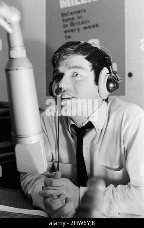 Tony Blackburn, der 22-jährige Disc Jockey, präsentiert seine Radio-Show in Radio Luxemburg. Bild aufgenommen am Samstag, 1.. Oktober 1967 Stockfoto