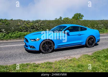 2018 blauer Ford Mustang GT 5,0 4951cc 6-Gang Schaltgetriebe 2DR auf dem Weg zur Capesthorne Hall classic May Car Show, Ceshire, Großbritannien Stockfoto