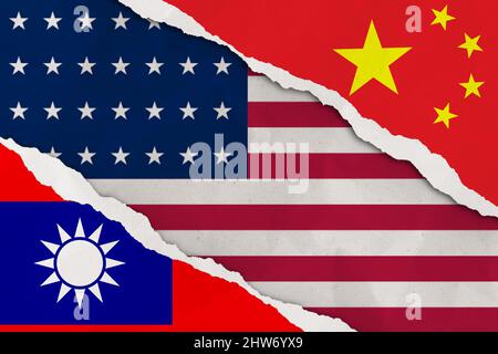 China, Taiwan und USA Flagge gerissen Papier Grunge Hintergrund. Abstract China, Taiwan politische Konflikte, Kriegskonzept Texturhintergrund. Stockfoto