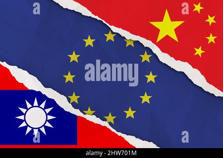 China, Taiwan und die Flagge der Europäischen Union zerrissenen Papier Grunge Hintergrund. Abstract China, Taiwan politische Konflikte, Kriegskonzept Texturhintergrund. Stockfoto