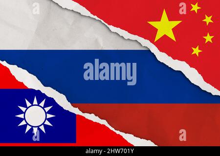 China, Taiwan und Russland Flagge gerissen Papier Grunge Hintergrund. Abstract China, Taiwan politische Konflikte, Kriegskonzept Texturhintergrund. Stockfoto