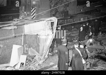 Der Eisenbahnunfall von Stechford 1967 ereignete sich am 28.. Februar 1967 am Bahnhof Stechford in der Gegend von Stechford in Birmingham, England. Hauptursache - Treiberfehler. Sekundäre Ursache - Shunter-Fehler. Ergebnis Nebeneinanderprall, Entgleisung, Kollision mit der Struktur. 9 Tote, 16 Verletzte. Unser Bild Zeigt ... Notdienste, die die ganze Nacht über arbeiten. Eine Diesellokomotive der Baureihe 24 war mit einem Ballastzug am Stechford-Nebengleise angekommen. Dies sollte nach Nuneaton zurückkehren und so musste die Lokomotive um den Zug fahren. Es gab zu viele Waggons für die Rundlaufschleife, um uns zu sein Stockfoto