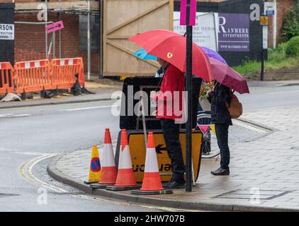 Zuschauer an einem feuchten Tag, der auf das Radrennen der Women's Tour 2019 in einer Marktstadt in Suffolk wartet Stockfoto