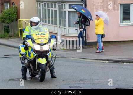 Die Polizei-Motorradfahrerin, die das Radrennen der Women's Tour 2019 begleitet, wartet an einer Kreuzung Stockfoto