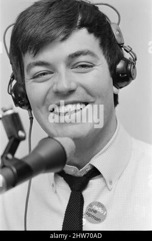 Tony Blackburn, der 22-jährige Disc Jockey, in seinem Studio bei Radio Luxemburg, präsentiert seine Radiosendung. Tony Blackburn startete kürzlich BBC, Radio One startete auf 7am. Freitag, 30.. September 1967. Bild aufgenommen am Samstag, 1.. Oktober 1967 Stockfoto