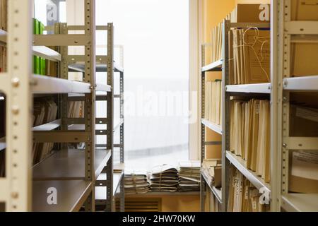 Ordner mit Dokumenten auf Metallregal im Archiv. Platz für Text Stockfoto