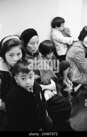 Das Leben im Jahr 1960s das koloniale Hongkong mit einer rapide wachsenden Bevölkerung von mehr als 4 Millionen Menschen, viele sind gezwungen, in Besetzerhütten und Kleinstädten zu leben, aufgenommen im Januar 1968. Unser Bild zeigt ... die Menschen warten auf einen Arzt in der Klinik von einer karitativen Organisation geführt zu sehen, gibt es einen deutlichen Mangel an sozialen Möglichkeiten zur Verfügung. Stockfoto