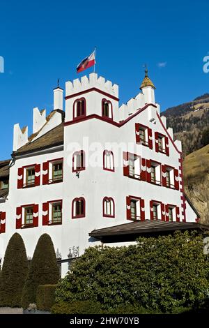 Der mittelalterliche Festungsbau von Saltaus war der erste Schildhof im Passeiertal. Heute ist es ein Tiroler Hotel. Trentino Alto-Adige, Italien. Stockfoto