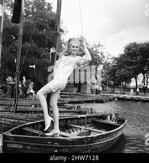 Celeste Yarnall, amerikanische Schauspielerin, The Boating Lake, Regents Park, London, Mittwoch, 16.. August 1967. Celeste Yarnall wird in dem Film Eve, alias The Face of Eve, Eve in the Jungle oder Diana, Tochter der Wildnis, die Rolle eines halb wilden weißen Mädchens spielen. Stockfoto