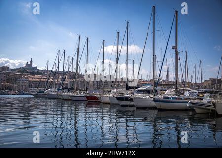 Boote im Hafen von Vieux Port, Marseille, Frankreich Stockfoto