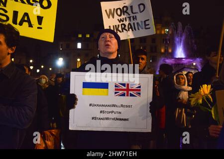 London, Großbritannien. 2.. März 2022. Demonstranten versammelten sich am achten Tag der Proteste auf dem Trafalgar-Platz, während Russland seinen Angriff auf die Ukraine fortsetzt. Stockfoto