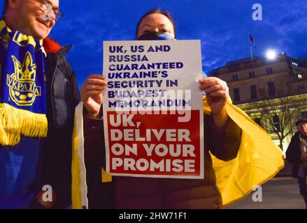 London, Großbritannien. 3.. März 2022. Ein Protestler hält ein Plakat zum Budapester Memorandum. Am neunten Tag der Proteste versammelten sich Demonstranten auf dem Trafalgar-Platz, während Russland seinen Angriff auf die Ukraine fortsetzt. Stockfoto