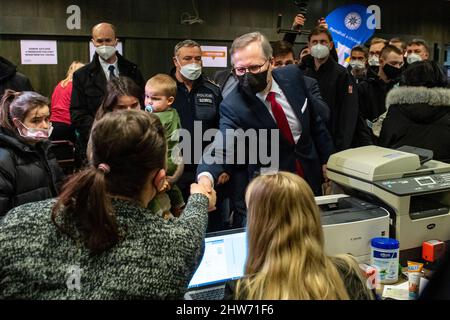 Hradec Kralove, Tschechische Republik. 04. März 2022. Premierminister Petr Fiala (ODS) besucht am 4. März 2022 das regionale Hilfszentrum für ukrainische Flüchtlinge im Kongresszentrum von Aldis in Hradec Kralove, Tschechien. Die Ukrainer fliehen vor dem Krieg, nachdem die Ukraine von Russland angegriffen wurde. Flüchtlinge können die notwendigen Dokumente, einschließlich Krankenversicherung, arrangieren und erhalten im Zentrum humanitäre Grundhilfe. Außerdem werden die Mitarbeiter des Arbeitsamtes vor Ort sein, um ihnen Ratschläge zu geben. Quelle: David Tanecek/CTK Photo/Alamy Live News Stockfoto