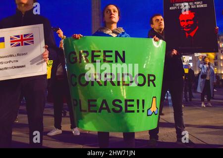 London, Großbritannien. 3.. März 2022. Ein Protestler hält ein Schild mit der Forderung nach einem grünen Korridor in der Ukraine. Am neunten Tag der Proteste versammelten sich Demonstranten auf dem Trafalgar-Platz, während Russland seinen Angriff auf die Ukraine fortsetzt. Stockfoto