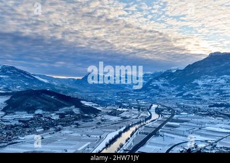 Die Winterlandschaft von Vallagarina mit den Weinbergen von Marzemino, dem Fluss Etsch und der Stadt Rovereto. Trentino, Italien. Stockfoto
