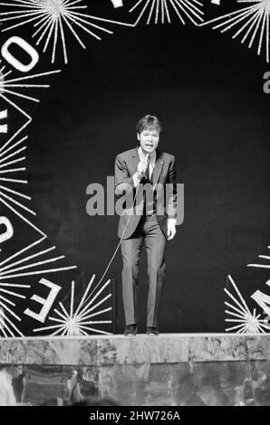 Cliff Richard singt auf der Bühne während der Proben des Eurovision Song Contest in der Albert Hall, London. 3.. April 1968. Stockfoto