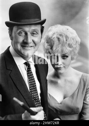 Linda Thorson, 20-jährige Nachfolgerin von Diana Rigg, in der Avengers T.V. Serie, die hier mit Patrick McNee zu sehen ist. Oktober 1967 P009889 Stockfoto