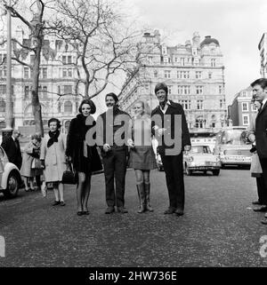 Filmstars in einer Pause bei den Proben für eine Royal Film Performance von Franco Zeffirellis Film von Romeo und Julia. Morgen Nacht wird die Königin den Film sehen. Auf der linken Seite ist Joan Collins und auf der rechten Seite ist Richard Chamberlain. Leicester Square, London. 3.. März 1968. Stockfoto