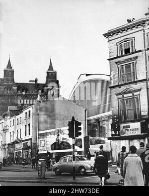 Die Gebäudereihe vor dem Bahnhof Lime Street, an der im Rahmen der Ravenseft-Sanierung des St. John's Market-Viertels von Liverpool Abrissarbeiten begonnen haben.das hohe Gebäude auf der rechten Seite wird durch ein fünfzehnstöckiges Bürogebäude und bestehende Geschäfte ersetzt. 9.. Januar 1967 Stockfoto