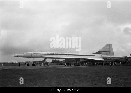 Concorde 002, die britische Montagen-zweite der anglo-französischen Überschallflugzeuge, wurde heute von der Montagelinie des britischen Flugzeugkonzerns in Filton, Gloucestershire, ausgerollt. 002 und die Franzosen 001 sind eineiige Zwillinge. Obwohl mehrere hundert Meilen in zwei Ländern zusammengebaut, enthält jedes genau die gleichen französischen und britischen Bauteile. 12.. September 1968. Stockfoto