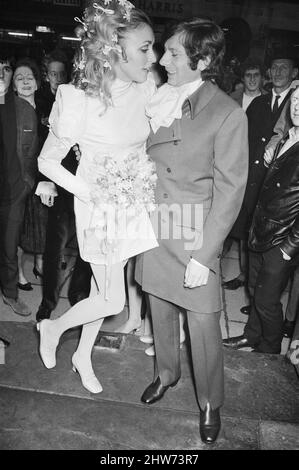 Hochzeit des polnischen Filmregisseurs Roman Polanski und seiner Braut, der amerikanischen Schauspielerin Sharon Tate, im Chelsea Register Office, London. Das Bild zeigt: Das frisch verheiratete Paar verlässt das Standesamt für ihren abendlichen Empfang im Londoner Playboy Club. 20.. Januar 1968. Stockfoto